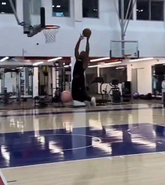 欧冠直播-老炮这状态！保罗在老快船基地训练 自己抛球完成双手挂筐暴扣