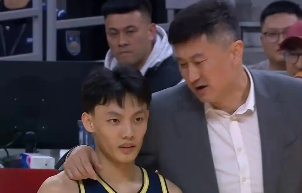 体育比赛直播-广东主场遭40分血洗！全队三分35中5+17失误，胡明轩徐杰16中1