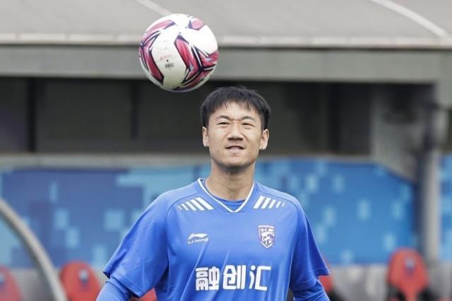 1651239358312004960.jpg 体育赛事视频直播-武汉三镇宣布14名球员离队:荣昊等11人合同到期