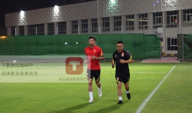 1632100328544068339.jpeg QQ体育直播-国足齐整阵容恢复室外训练 张琳芃首现身场边慢跑