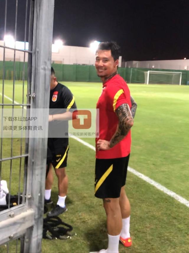 QQ体育直播-国足齐整阵容恢复室外训练 张琳芃首现身场边慢跑