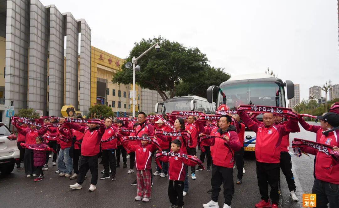 QQ体育直播-这氛围绝了！千名三台球迷刷屏川超，连啦啦队都是“麦冬味”