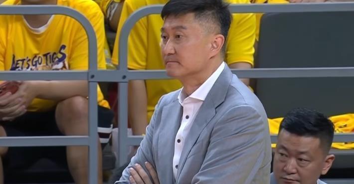 体育赛事视频直播-广东队止步季后赛8强,单节被首钢队轰18-0,杜锋输得不冤